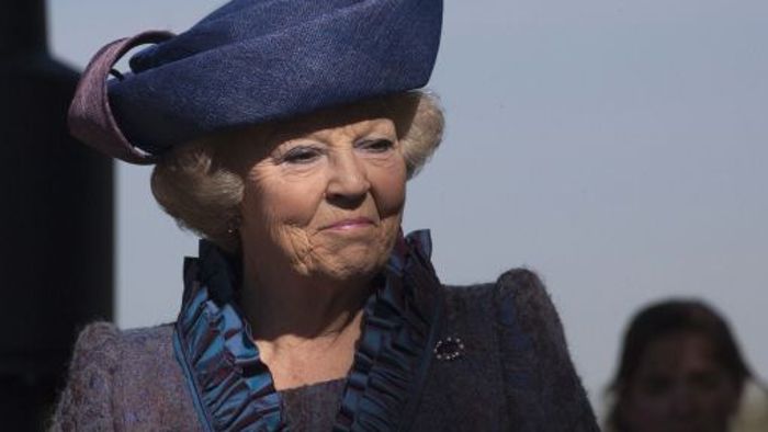 Königin Beatrix lächelt - dem Volk zuliebe