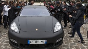 Sitzen Kim Kardashian und ihr Zukünftiger, Rapper Kanye West, in diesem Porsche? Das Paar hat sich mit einem Fest in Versailles auf ihre Hochzeit eingestimmt. Foto: dpa