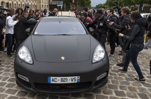 Sitzen Kim Kardashian und ihr Zukünftiger, Rapper Kanye West, in diesem Porsche? Das Paar hat sich mit einem Fest in Versailles auf ihre Hochzeit eingestimmt. Foto: dpa