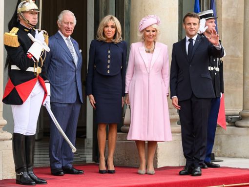 Emmanuel Macron (r.) empfängt König Charles III. in Paris - dazwischen nehmen die Gattinnen Stellung: Königin Camilla (r.) und Brigitte Macron. Foto: IMAGO/ABACAPRESS