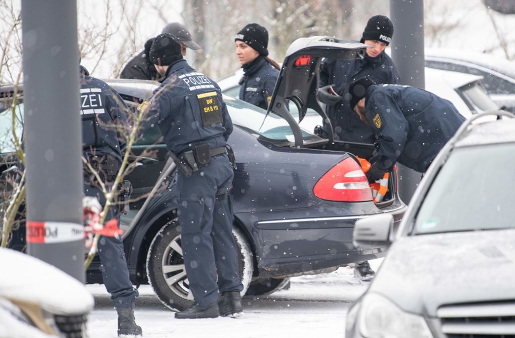Bereitschaftspolizisten durchsuchen vor dem Stammheimer Gericht das Auto von Sympatisanten des verbotenen „Osmanen Germania Boxclub“ Foto: dpa
