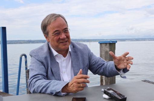 Nordrhein-Westfalens Ministerpräsident Armin Laschet (CDU) im Interview auf einem Bootssteg in seinem Urlaubsort Hagnau am Bodensee. Foto: Lichtgut