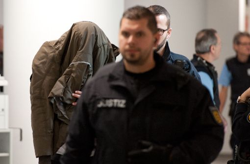 Einer der beiden Angeklagten auf dem Weg zur Verhandlung im Fall um Kevin Großkreutz. Foto: Lichtgut - Oliver Willikonsky