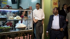Große Augen: An den Leckereien der Garküche konnte US-Präsident Obama nicht vorbeigehen. Klicken Sie sich durch unsere Fotostrecke. Foto: AP
