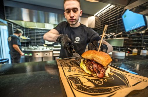 Burger-Zubereitung bei Damn Burger in der Lange Straße in Göppingen. Foto: Giacinto Carlucci