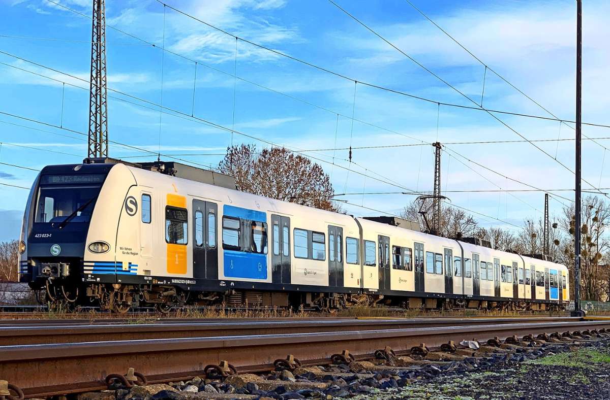 Kein Modell, sondern in echt: So sieht die neue S-Bahn aus, das Fahrzeug der Baureihe ET 423 wird nun im laufenden Betrieb eingesetzt.