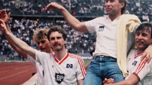 Einer der Höhepunkte der Kickers-Vereinsgeschichte: Trainer Dieter Renner wird nach dem DFB-Pokal-Finale 1987 von Kazimierz Kmiecik (li. Detelef Olaidotter und Dirk Kurtenbach) vom Feld getragen. Die Kickers verloren gegen den HSV 1:3, gewannen aber viel Sympathien. Foto: /Baumann