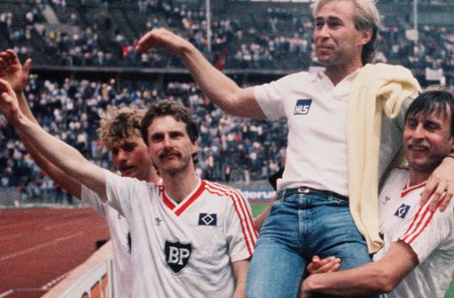 Einer der Höhepunkte der Kickers-Vereinsgeschichte: Trainer Dieter Renner wird nach dem DFB-Pokal-Finale 1987 von Kazimierz Kmiecik (li. Detelef Olaidotter und Dirk Kurtenbach) vom Feld getragen. Die Kickers verloren gegen den HSV 1:3, gewannen aber viel Sympathien. Foto: /Baumann