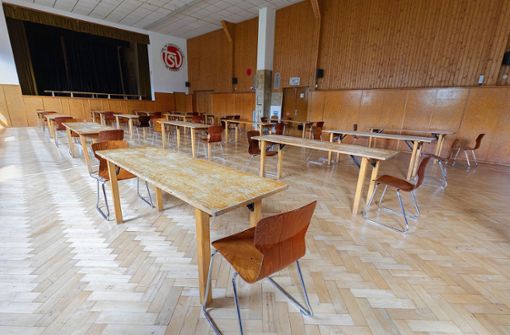 Weil die Schule nicht genug Platz bietet, finden einige Prüfungen auch in der Halle des TSV Bad Überkingen statt. Foto: Markus Sontheimer