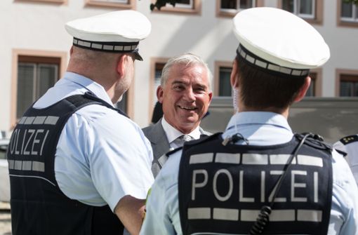 Innenminister Strobl im Gespräch mit Polizeibeamten (Archivbild). Foto: dpa
