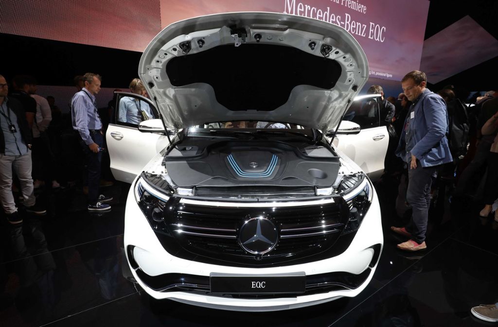 Mit dem batteriebetriebenen Geländewagen Mercedes EQC – hier ein Foto von der Präsentation in Paris – will Daimler Tesla in seinem Heimatmarkt angreifen.