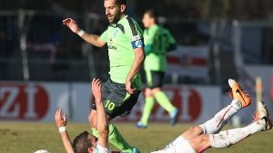 Grüttner und der VfB II straucheln: Kapitän Marchese mit den Kickers obenauf Foto: Bm