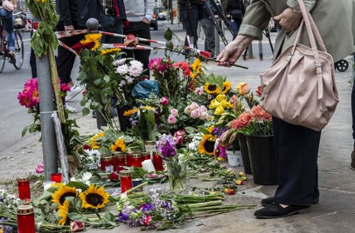 Nach dem schweren Unfall in Berlin-Mitte legen Anwohner Blumen nieder. Foto: dpa