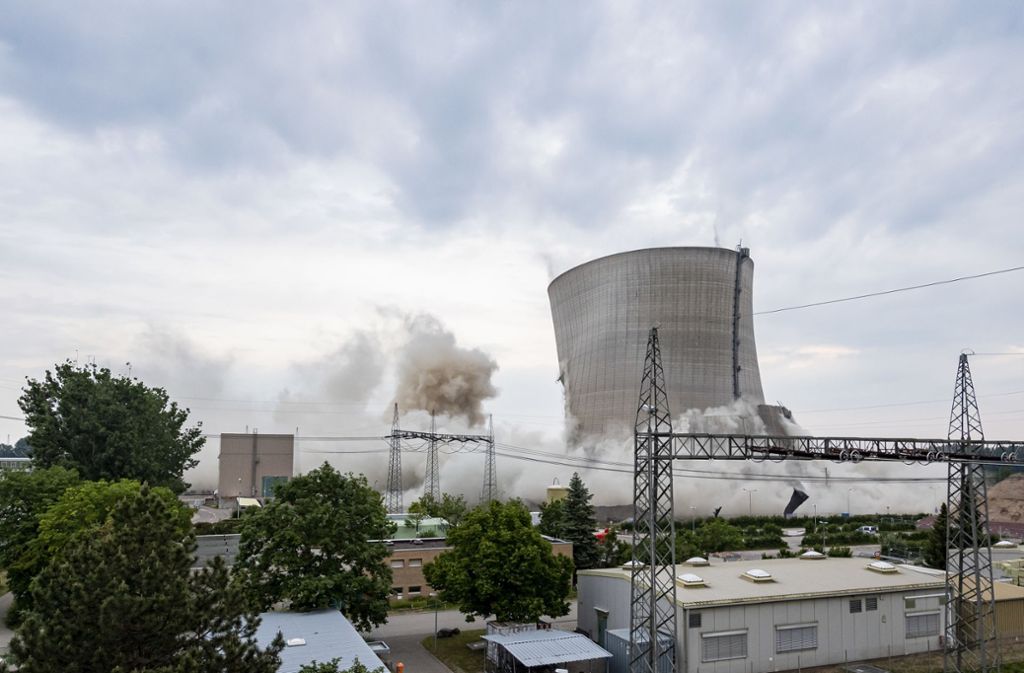 Am Donnerstagmorgen ging die  Sprengung der Kühltürme des Atomkraftwerks Philippsburg über die Bühne. Foto: EnBW/ / Alexander Scheuber