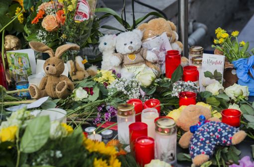 Viele Menschen gedenken des ermordeten Achtjährigen von Frankfurt. Foto: epd