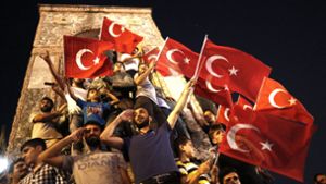 Ein Bild einer Demonstration im vergangenen Jahr auf dem Istanbuler Taksim-Platz im Zusammenhang mit dem Putschversuch. Foto: EPA