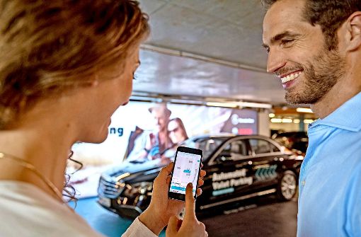 Bosch setzt verstärkt auf neue Technologien: Beim Automated Valet Parking fahren Autos per Smartphone-Befehl fahrerlos in den zugewiesenen Stellplatz. Foto: Bosch