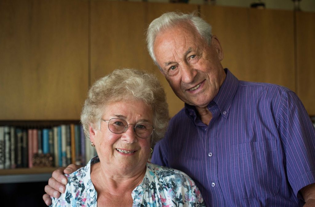 Edith Gisela (81) und Günther Koch (84), seit 60 Jahren verheiratet. Sie: Wenn wir Meinungsverschiedenheiten haben, sprechen wir uns in Ruhe aus, bevor wir ins Bett gehen. Meist gibt mein Mann nach. Er: Es muss halt passen. Wichtig sind auch gemeinsame Interessen: Wir haben miteinander Sport getrieben und wenn ich für den TSV Zuffenhausen Handball gespielt habe, hat meine Frau zugeschaut.