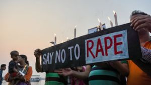 In Indien wird für einen besserem Schutz für Frauen protestiert: Teilnehmer eines Schweigemarsches halten Kerzen und einen Banner mit der Aufschrift “Say No To Rape“. Foto: dpa/Debarchan Chatterjee