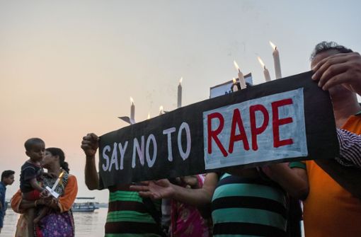In Indien wird für einen besserem Schutz für Frauen protestiert: Teilnehmer eines Schweigemarsches halten Kerzen und einen Banner mit der Aufschrift “Say No To Rape“. Foto: dpa/Debarchan Chatterjee