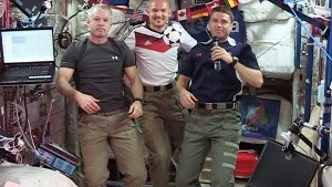 Alexander Gerst (Mitte) und seine Kollegn werden von einem unbemannten Transporter unter anderem mit Nahrungsmitteln und Treibstoff versorgt. Foto: NASA-TV/dpa