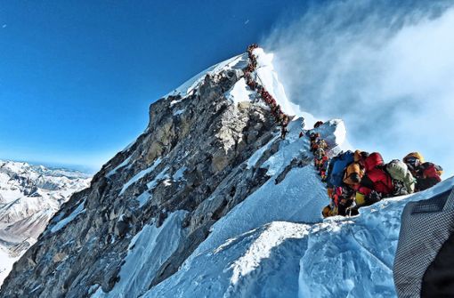 Warteschlangen am höchsten Berg der Welt sind inzwischen nichts Ungewöhnliches mehr – mit fatalen Folgen Foto: AFP