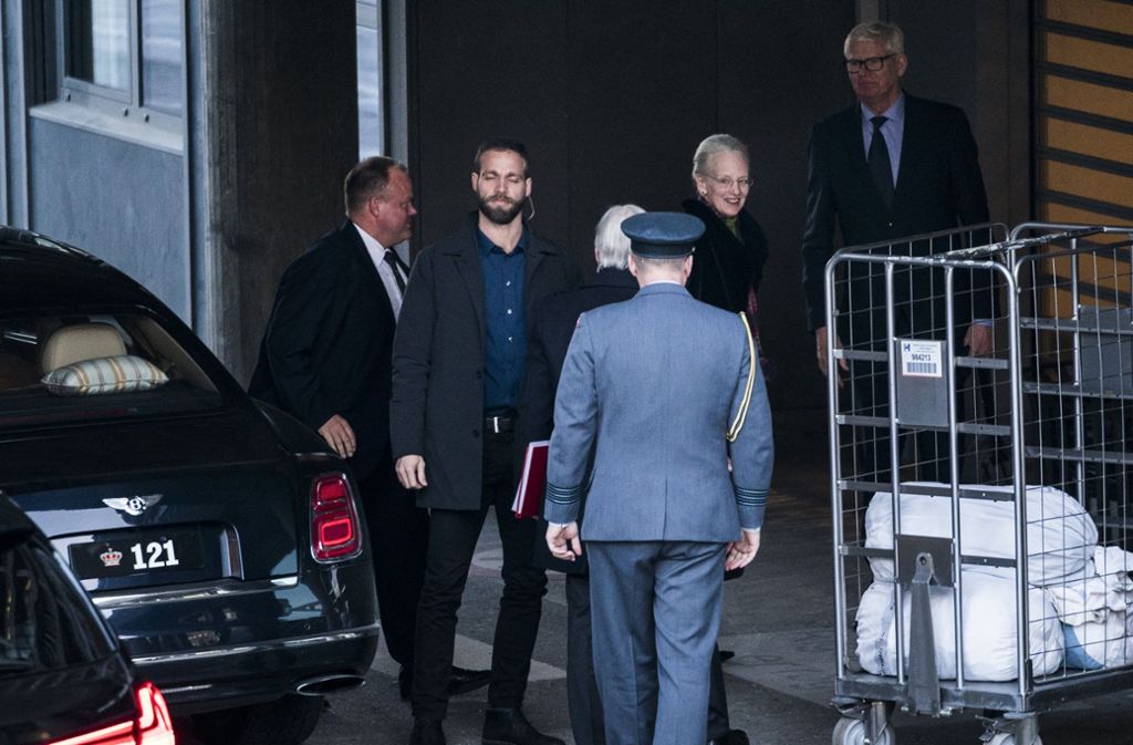 Königin Margrethe von Dänemark (2.v.r) kommt zum Rigshospitalet Krankenhaus.