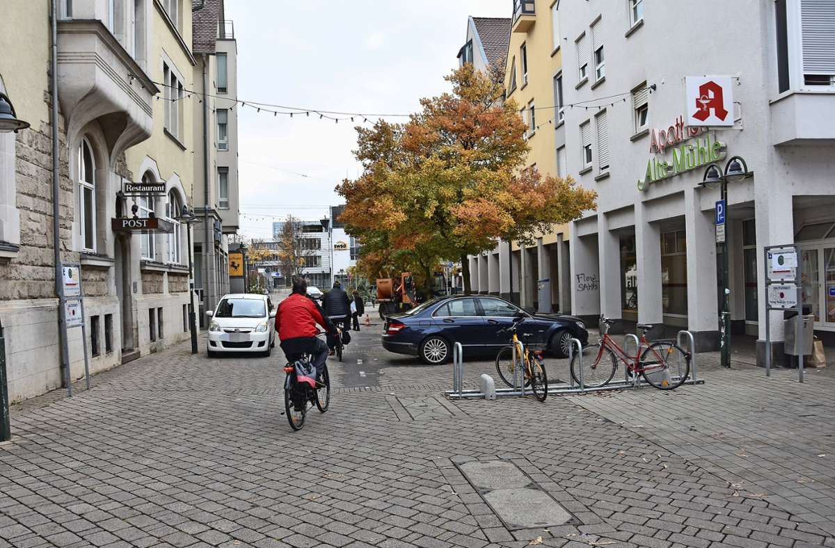 Auf dem Obertürkheimer Markt kommen sich oft Radler, Autofahrer und Fußgänger in die Quere.