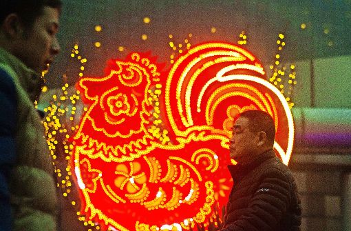 Neonreklame erinnert die Chinesen an den Jahreswechsel am Samstag. Foto: dpa