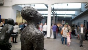 Die spektakuläre Versteigerung der 2000 Kunstobjekte des inhaftierten Kunstberaters Helge Achenbach hat ein buntes Publikum in die schmucklose Lagerhalle in Düsseldorf gelockt.  Foto: dpa
