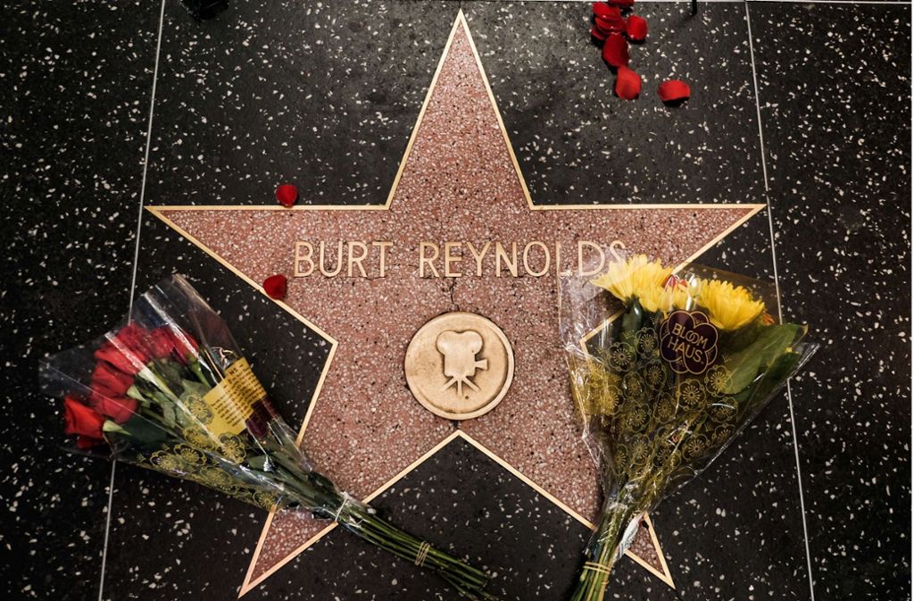 Auf dem Hollywood Walk of Fame haben Fans Blumen am Stern von Burt Reynolds niedergelegt. Foto:AFP