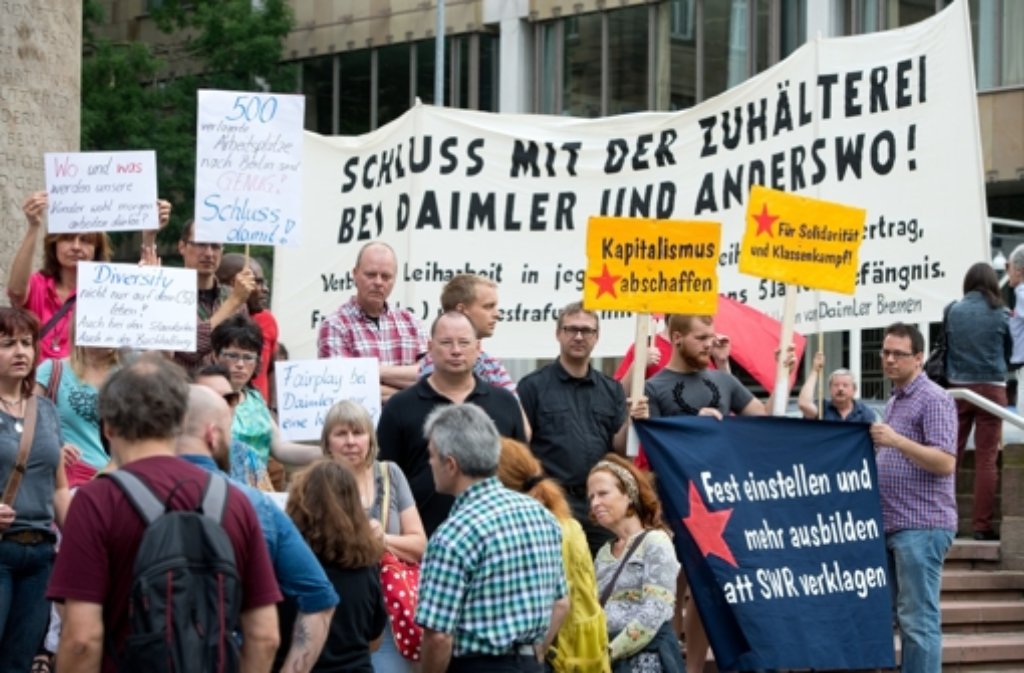 Vor dem Landgericht in Stuttgart demonstrierten Dutzende Daimler-Mitarbeiter für gerechte Löhne.