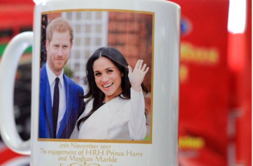 Tassen sind nur eines von vielen Souvenirs rund um die Hochzeit von Prinz Harry und Meghan Markle. Wir haben Stuttgarter gefragt, was sie von dem Hype halten. Foto: dpa