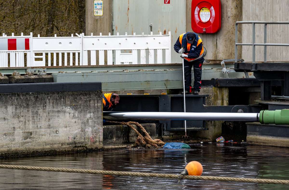 Auf der Donau bei Regensburg ist ein Frachtschiff gesunken. Foto: dpa/Armin Weigel