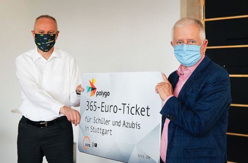 VVS-Geschäftsführer Horst Stammler (li.) und OB Fritz Kuhn zeigen das neue 365-Euro-Ticket für Schüler und Azubis. Foto: Lg/Kovalenko