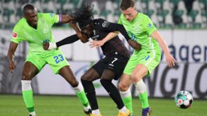 Tanguy Coulibaly und der VfB Stuttgart müssen sich in Wolfsburg geschlagen geben. Foto: dpa/Swen Pförtner