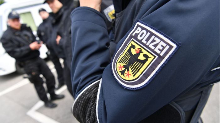 Polizei entdeckt international gesuchten Schleuser in Reisebus