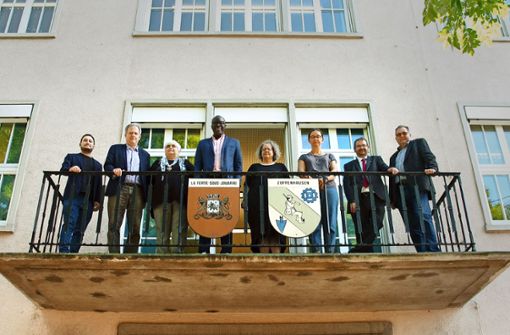 Der neue Vorstand des Zuffenhäuser Heimatverein mit dem Bezirksvorsteher Saliou Gueye (4. v. li.) Foto: Susanne Müller-Baji