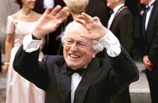Der langjährige Leiter der Bayreuther Festspiele, Wolfgang Wagner, winkt in Bayreuth vor dem Festspielhaus den Zaungästen zu (Archivfoto vom 25.07.1999). Foto: dpa