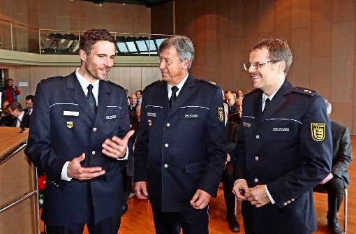 Der Ludwigsburger Polizeipräsident Frank Rebholz (Mitte) setzte  Sven Schüler (links) ins Amt ein, nachdem er Frank Reiser verabschiedet hatte. Foto: factum/Bach