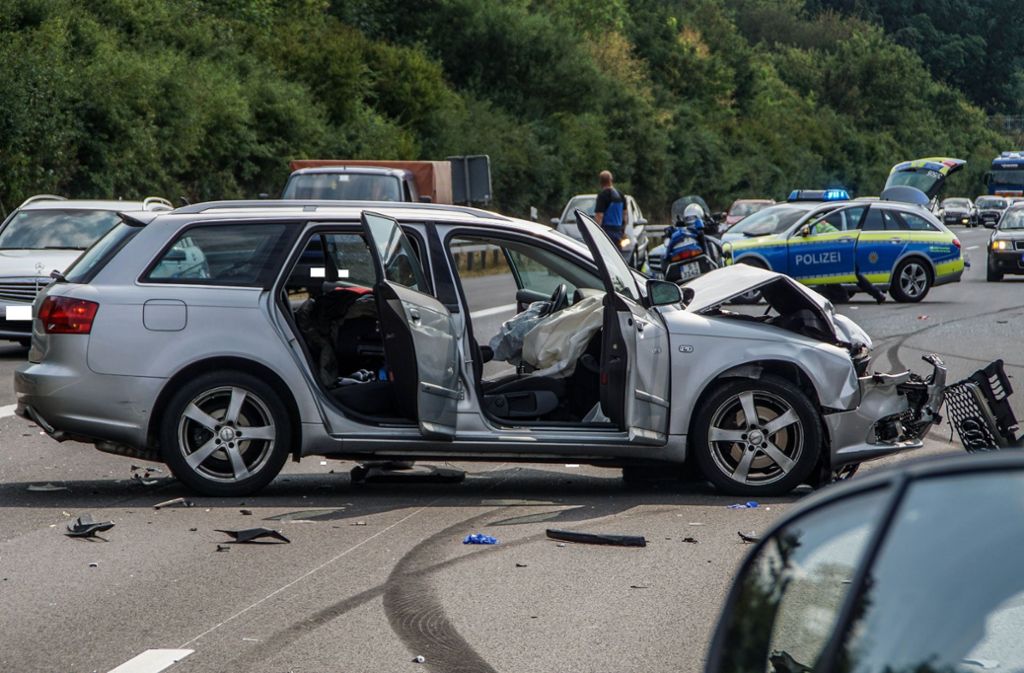 Auf der A81 bei Herrenberg ist es am Samstagmittag zu einem schweren Verkehrsunfall gekommen.