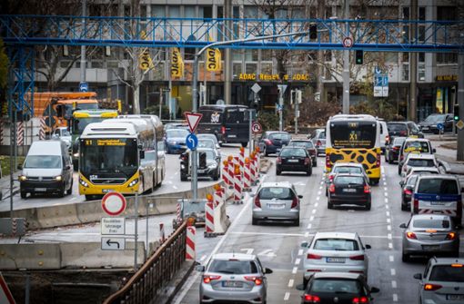 Am Neckartor soll es stadtauswärts eine Busspur geben. Die rechte Fahrspur für Autos fiele weg. Foto: Lichtgut/Achim Zweygarth