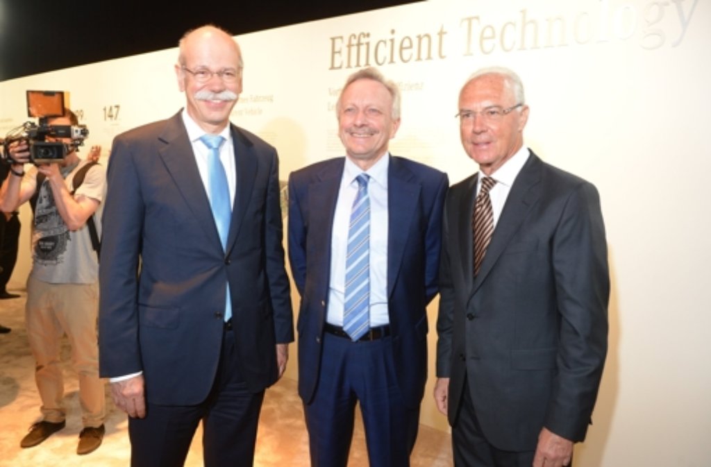 Im Mai 2013 trafen sich der Vorstandsvorsitzende der Daimler AG, Dieter Zetsche (von links), Joachim Schmidt und Franz Beckenbauer vor der Weltpremiere der neuen S-Klasse von Daimler in Hamburg.