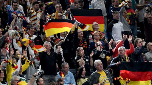 Fans der deutschen Handballmannschaft bei einem Spiel im Januar n Köln. Foto: dpa/Federico Gambarini
