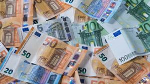 Mindestens 50 000 Euro in Geldscheinen wehen aus Hochhaus