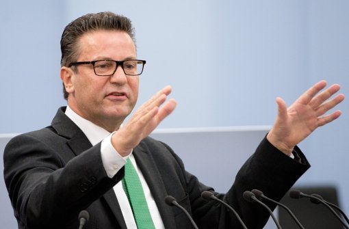 Der CDU-Landtagsfraktionsvorsitzende Peter Hauk  fordert eine deutliche personelle Aufstockung der Polizeireviere. Foto: dpa