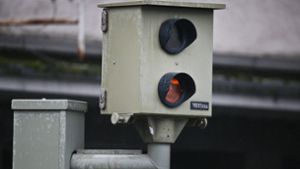 Eine bereits abgeschaltete Radarmessanlage des Typs „Traffipax“ steht an einer Kreuzung. Düsseldorf hat acht Radarfallen an Ampeln abgeschaltet. Foto: dpa