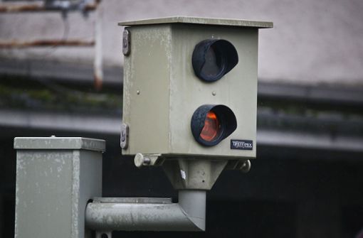 Eine bereits abgeschaltete Radarmessanlage des Typs „Traffipax“ steht an einer Kreuzung. Düsseldorf hat acht Radarfallen an Ampeln abgeschaltet. Foto: dpa