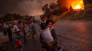 Der griechische Fotograf Angelos Tzortzinis hat das brennende Lager von Moria und Kinder auf der Flucht festgehalten. Foto: dpa/Angelos Tzortzinis