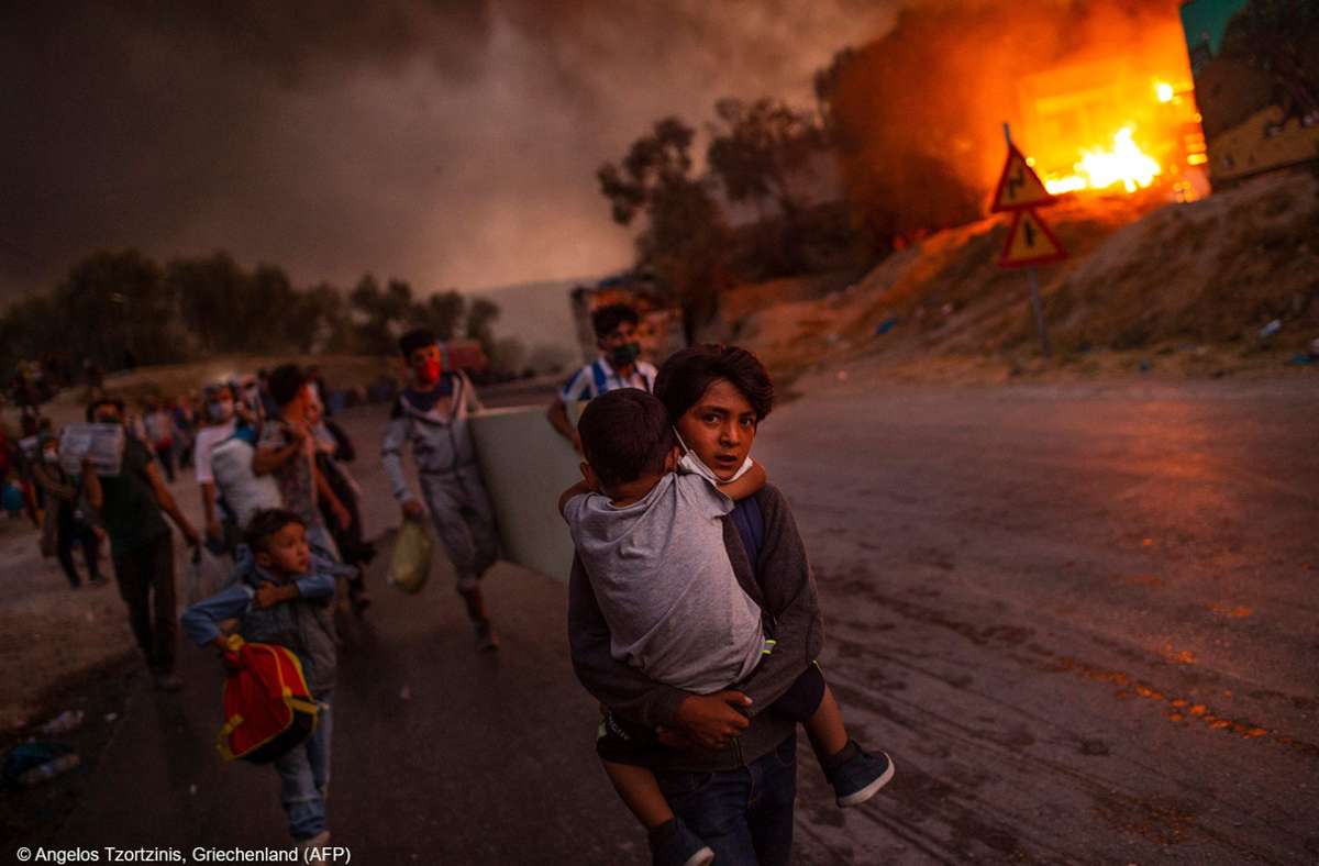 Der griechische Fotograf Angelos Tzortzinis hat das brennende Lager von Moria und Kinder auf der Flucht festgehalten.